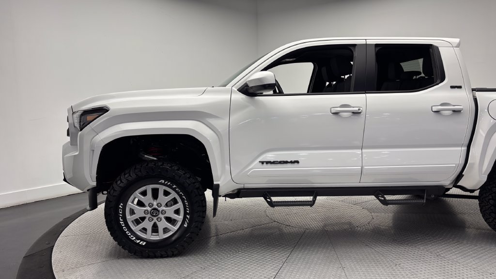 Used 2025 Toyota Tacoma SR5 AWD/4WD image 5
