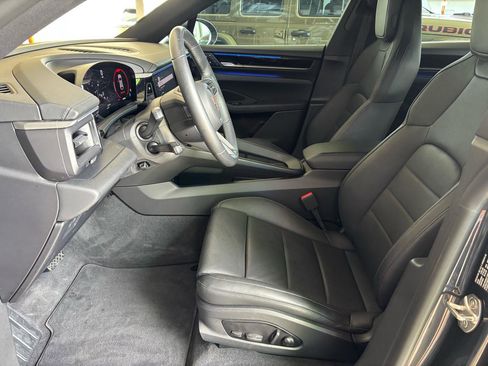 Used 2025 Porsche Macan Electric RWD image 14