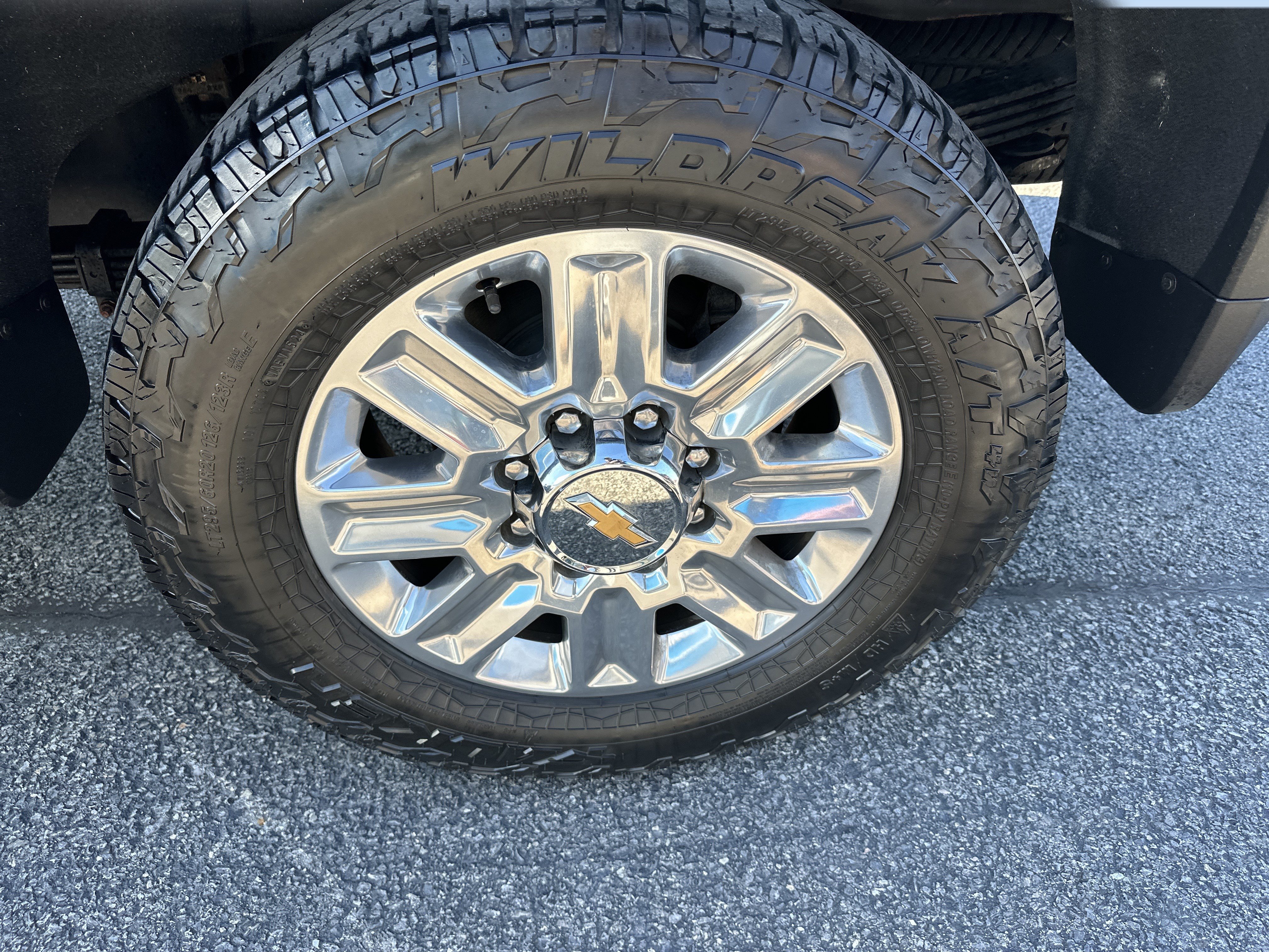 Used 2024 Chevrolet Silverado 2500 High Country w/ High Country Premium Package AWD/4WD image 8