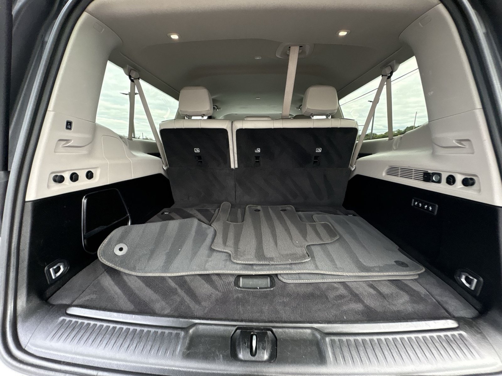 Used 2024 Jeep Wagoneer L Series II w/ Flexible Seating Group AWD/4WD image 25