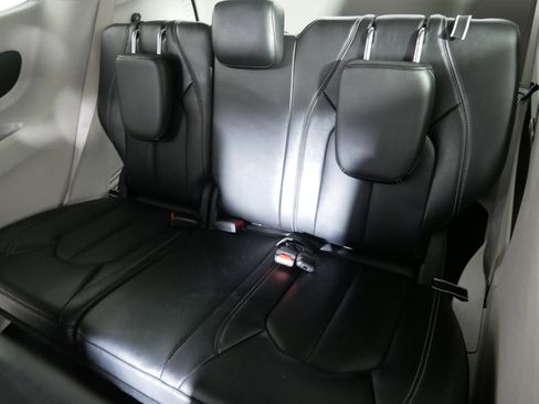 Used 2024 Chrysler Pacifica Touring-L image 33