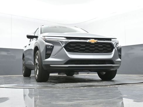 Used 2025 Chevrolet Trax LT w/ LT Convenience Package image 42