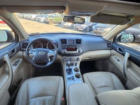 Used 2012 Toyota Highlander SE w/ Tow Pkg image 19