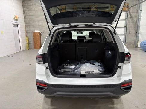 New 2026 Volkswagen Taos SE AWD/4WD image 16