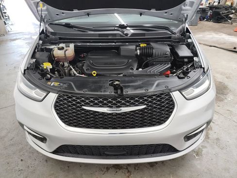 Used 2022 Chrysler Pacifica Touring-L FWD image 40