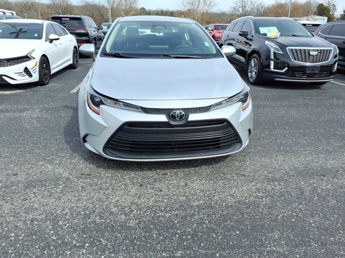 Used 2023 Toyota Corolla LE image 2