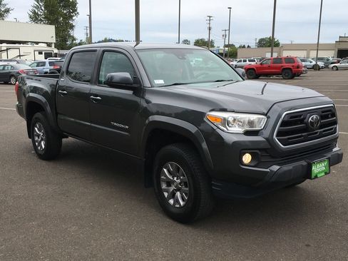 Used 2019 Toyota Tacoma SR5 AWD/4WD image 10