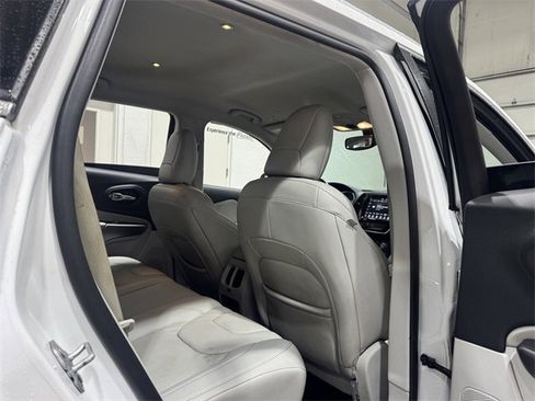 Used 2019 Jeep Cherokee Limited image 11