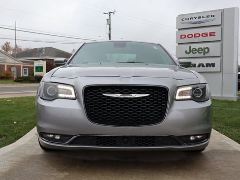 Used 2018 Chrysler 300 S w/ 300S Premium Group image 5