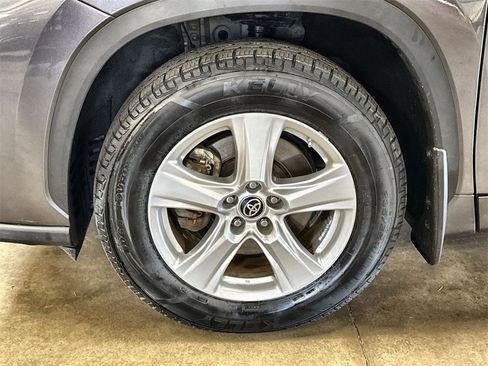 Used 2024 Toyota Highlander LE image 32