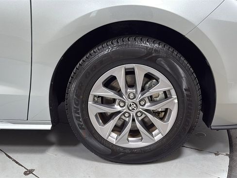 Used 2024 Toyota Sienna XLE image 22