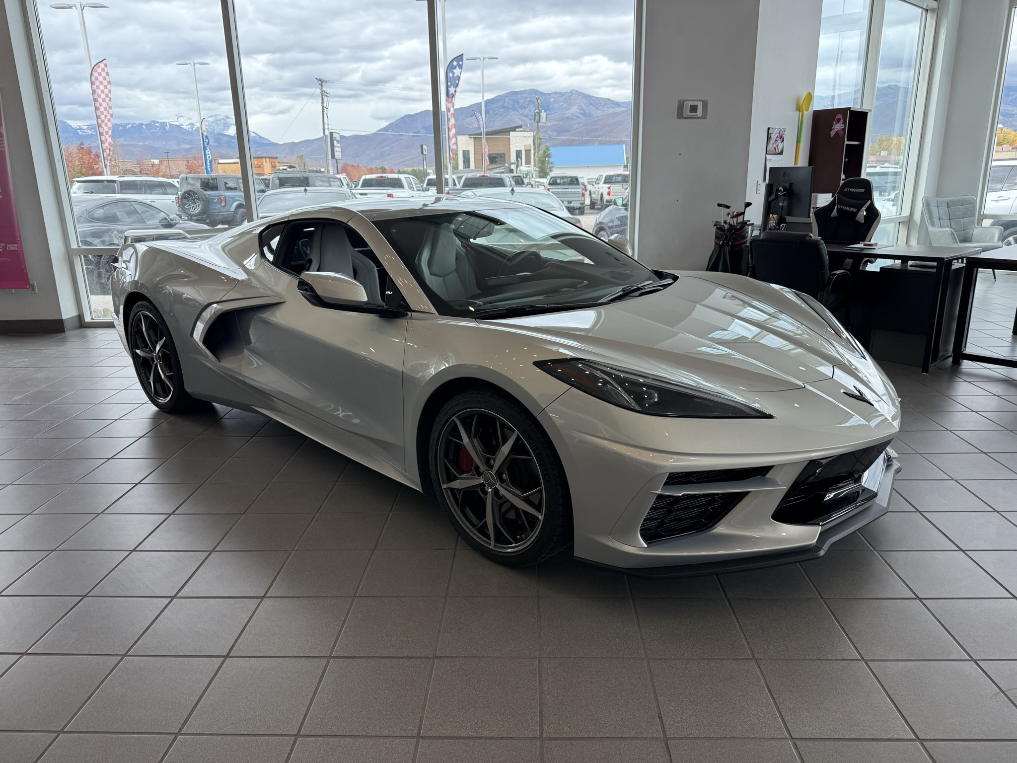 Used 2021 Chevrolet Corvette Stingray Preferred Cpe w/ Z51 Performance Package RWD image 3