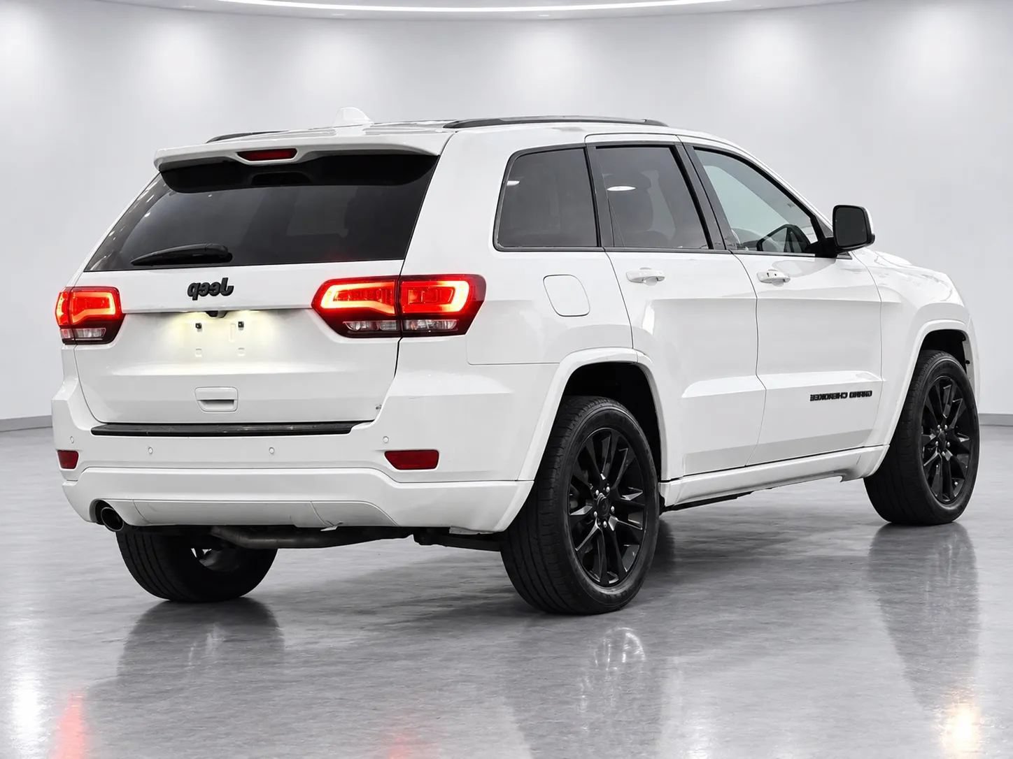 Used 2018 Jeep Grand Cherokee Altitude RWD image 6