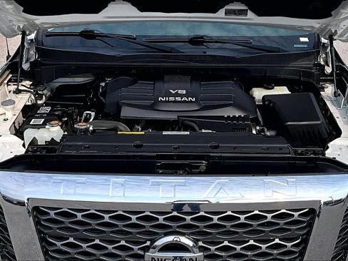 Used 2018 Nissan Titan SV w/ SV Convenience Package AWD/4WD image 11