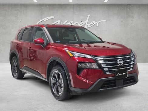 Used 2025 Nissan Rogue SV image 2