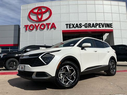 Used 2025 Kia Sportage LX image 2