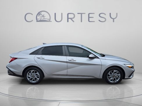 Used 2025 Hyundai Elantra Hybrid w/ Cargo Package FWD image 6