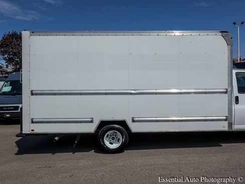 Used 2019 GMC Savana 3500 Extended w/ Driver Convenience Package image 9