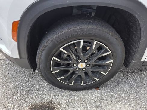 Used 2025 Chevrolet Traverse LT w/ Sun and Wheel Package FWD image 3