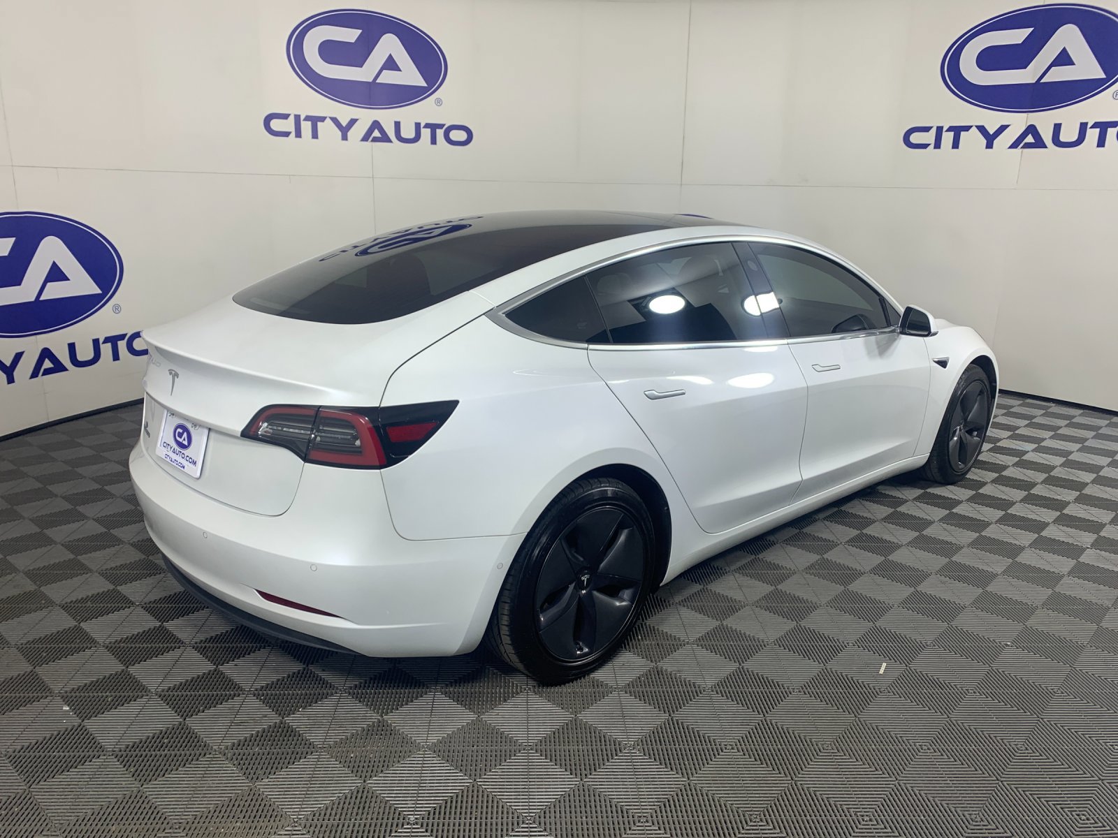 Used 2020 Tesla Model 3 Standard Range RWD image 3