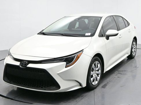 Used 2021 Toyota Corolla LE image 3