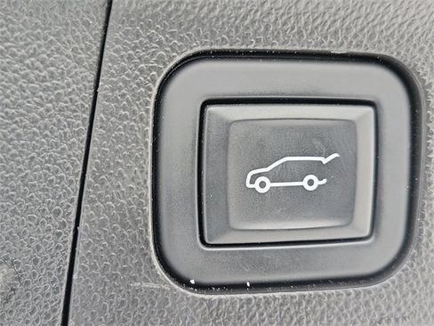 Certified 2023 GMC Acadia SLT image 32