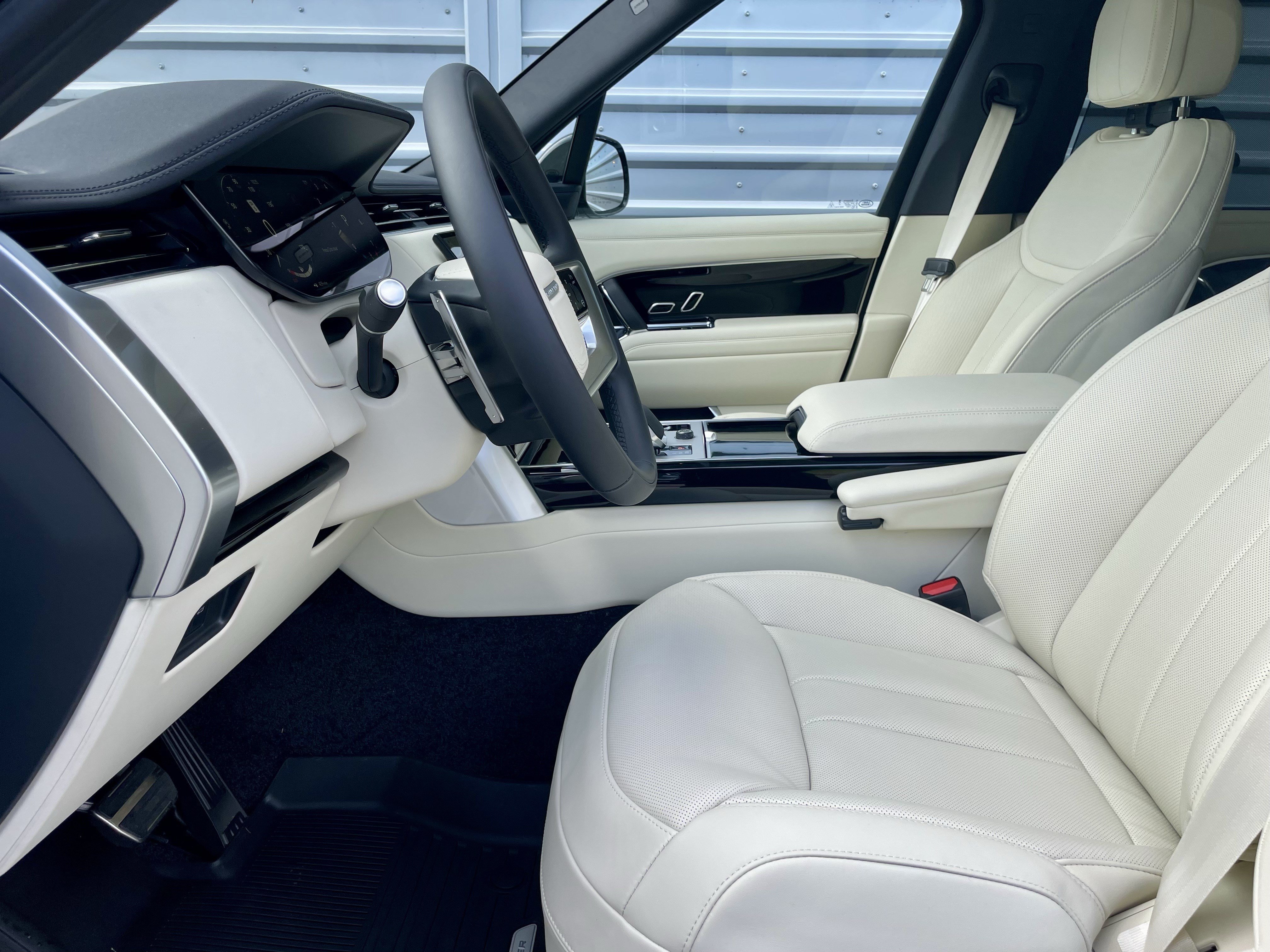 New 2027 Land Rover Range Rover Long Wheelbase SE AWD/4WD image 14