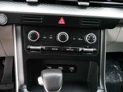 Certified 2024 Kia Carnival LX image 23