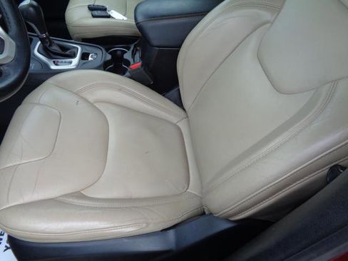 Used 2017 Jeep Cherokee Limited image 31