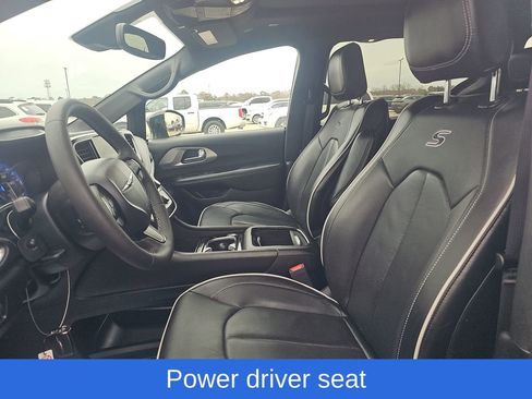 Used 2025 Chrysler Pacifica Limited image 4