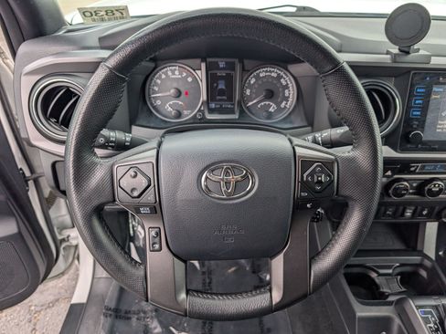 Used 2017 Toyota Tacoma TRD Off-Road w/ Premium & Technology Package AWD/4WD image 16