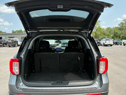 Used 2023 Ford Explorer XLT w/ Equipment Group 202A AWD/4WD image 18