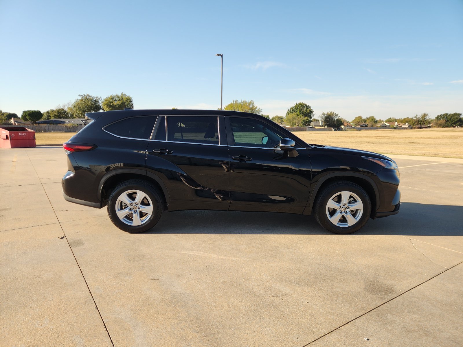 Used 2024 Toyota Highlander LE FWD image 7