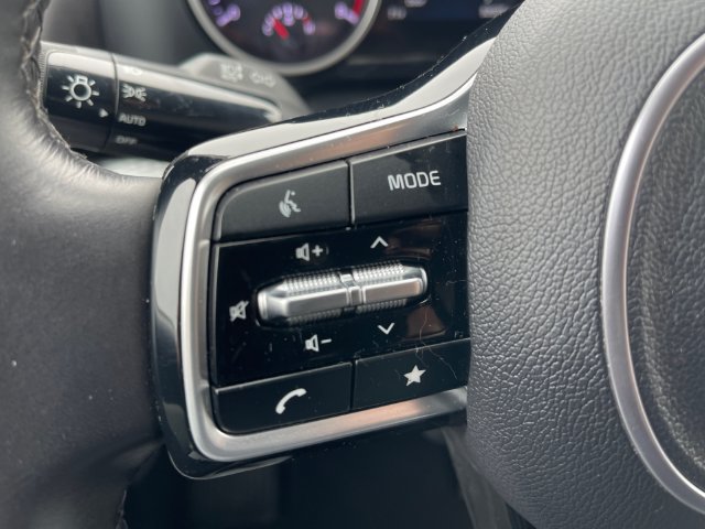 Used 2023 Kia Carnival LX FWD image 18