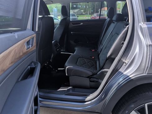 Used 2025 Volkswagen Atlas SE FWD image 23