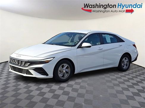 Certified 2025 Hyundai Elantra SE image 3