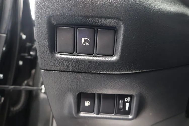 Used 2022 Toyota C-HR XLE FWD image 19