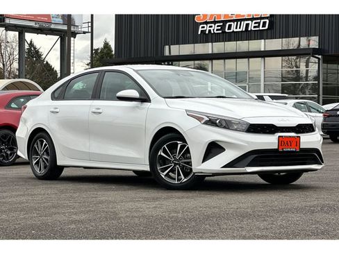 Used 2023 Kia Forte LXS image 2