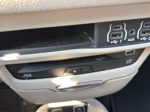 Used 2021 Chrysler Pacifica Touring-L w/ Uconnect Theater Family Group AWD/4WD image 21