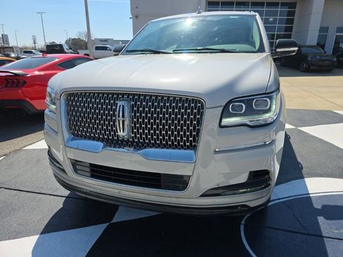 Used 2024 Lincoln Navigator Premiere image 5
