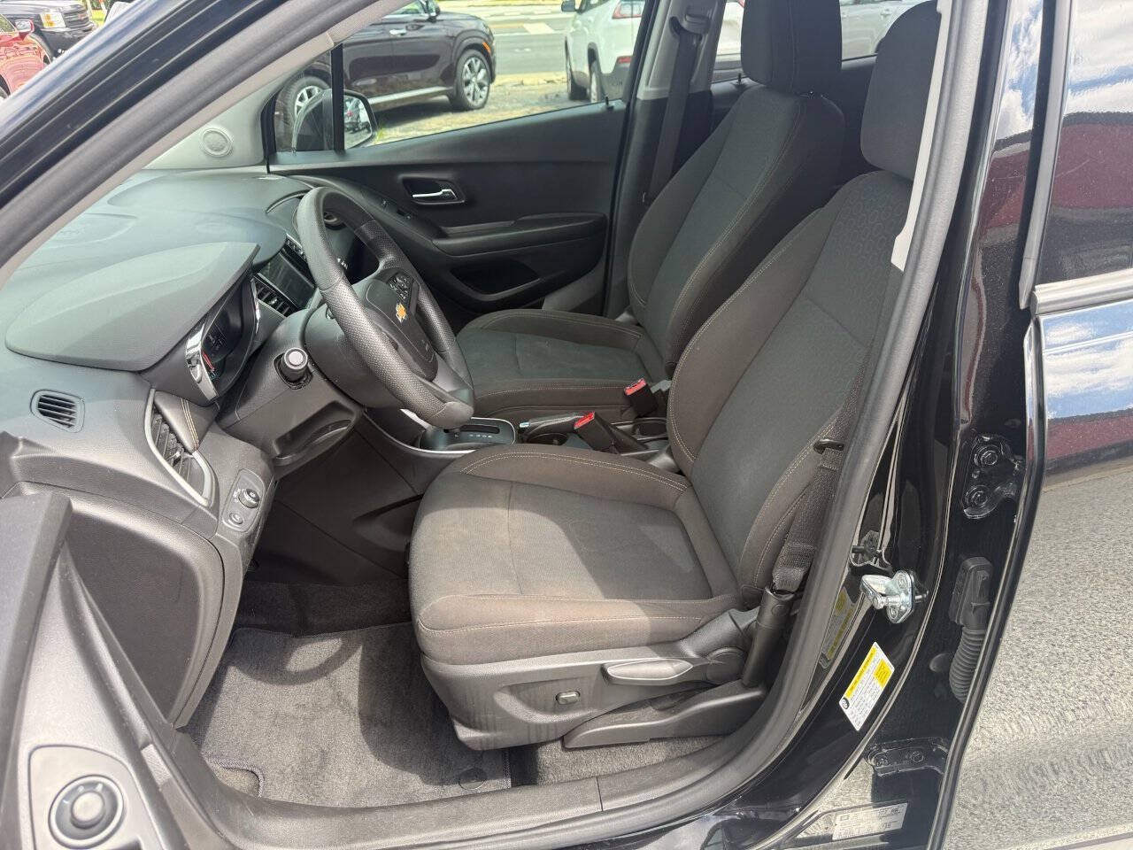 Used 2022 Chevrolet Trax LS w/ Tint and Cruise Package AWD/4WD image 14