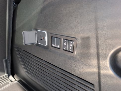 Used 2024 GMC Yukon Denali Ultimate AWD/4WD image 6