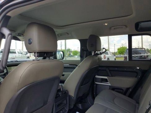 Used 2023 Land Rover Defender 110 S image 9