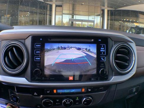 Used 2016 Toyota Tacoma Limited w/ Towing Package image 17