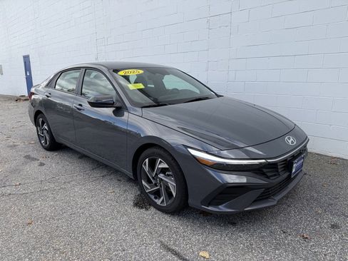 Used 2025 Hyundai Elantra Sport image 4
