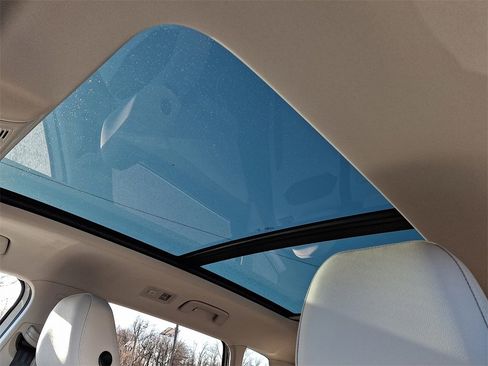 Certified 2025 Volkswagen Taos SE w/ Panoramic Sunroof Package image 14