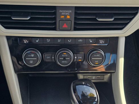 Used 2023 Volkswagen Jetta SE w/ Panoramic Sunroof Package image 28