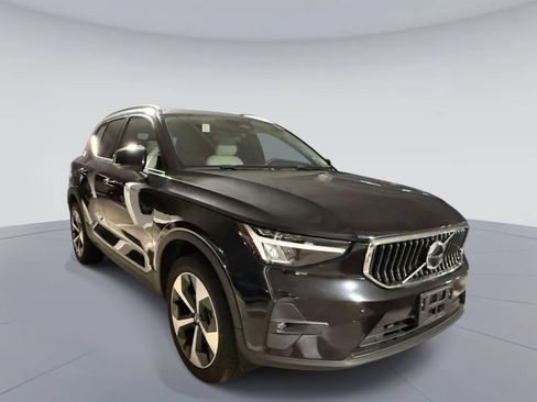 Used 2023 Volvo XC40 B5 Plus w/ Protection Package Premier AWD/4WD image 3