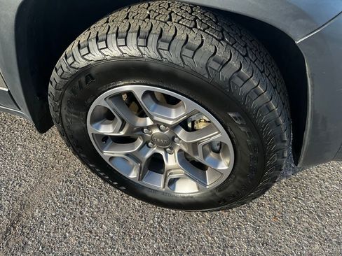 Used 2020 Jeep Cherokee Trailhawk w/ Cold Weather Group image 12