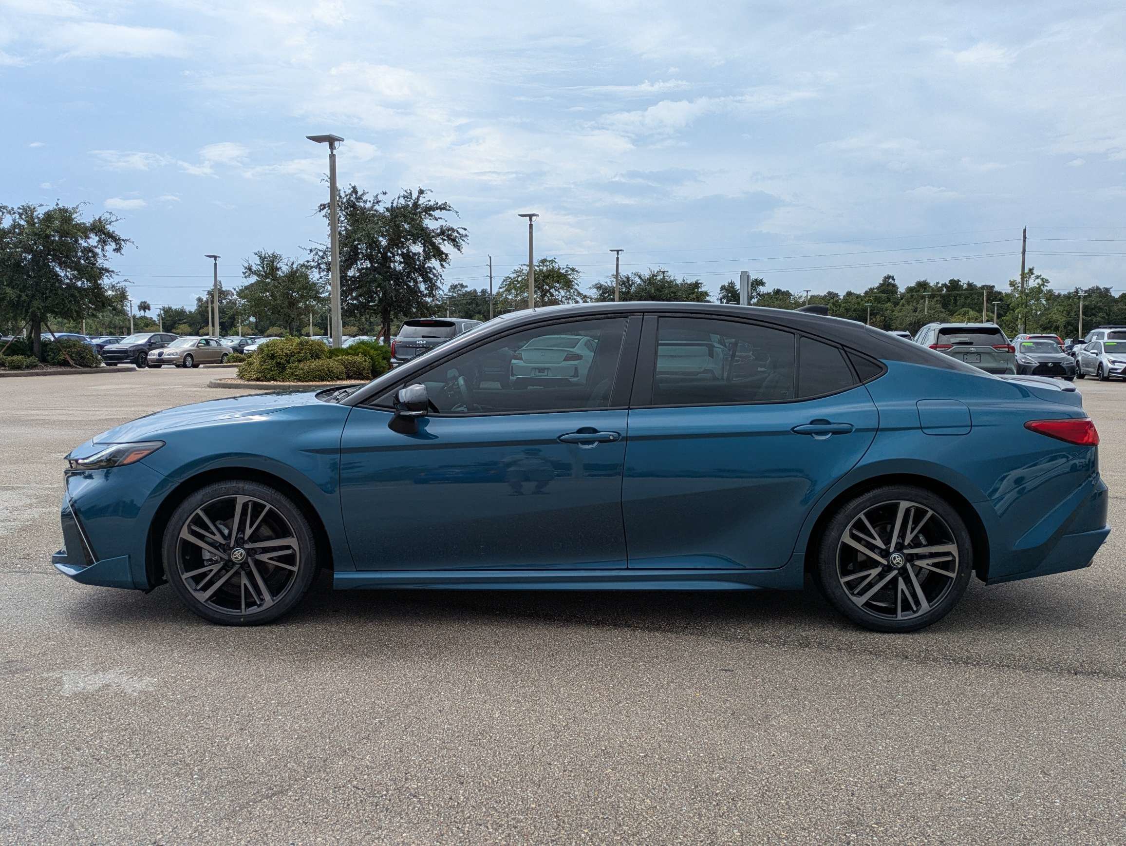 Used 2025 Toyota Camry XSE FWD image 7